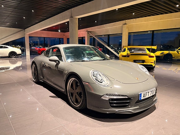 Porsche 911 Carrera S 3 of 5