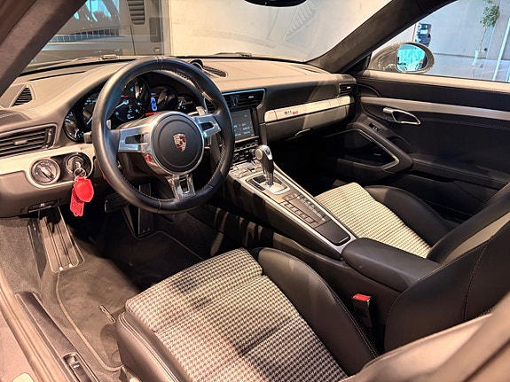 Porsche 911 Carrera S 18 of 26