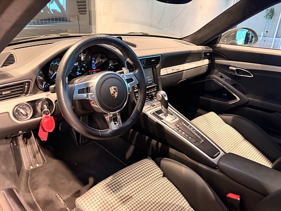 Porsche 911 Carrera S 19 of 26