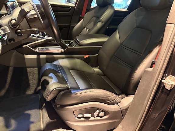 Porsche Cayenne Turbo S 24 of 27