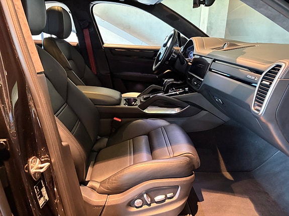 Porsche Cayenne Turbo S 3 of 5