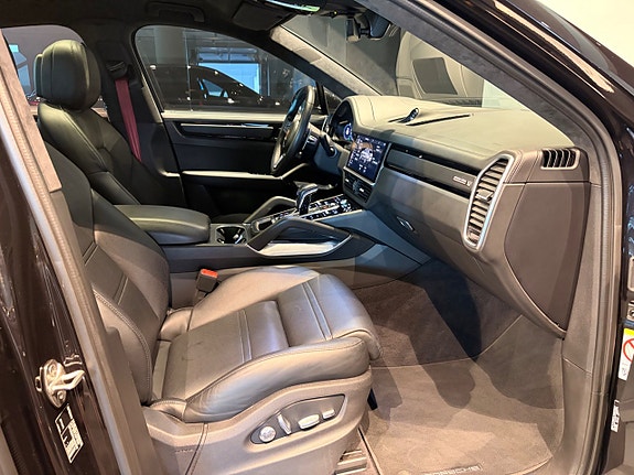 Porsche Cayenne Turbo S 3 of 27