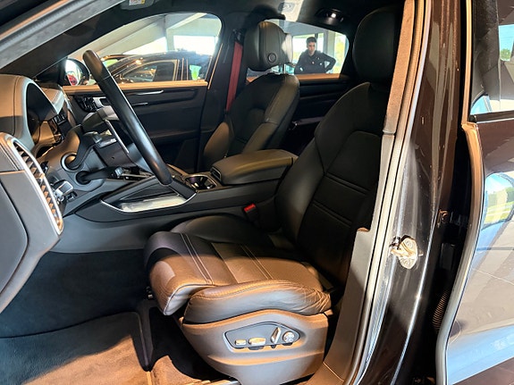 Porsche Cayenne Turbo S 21 of 21