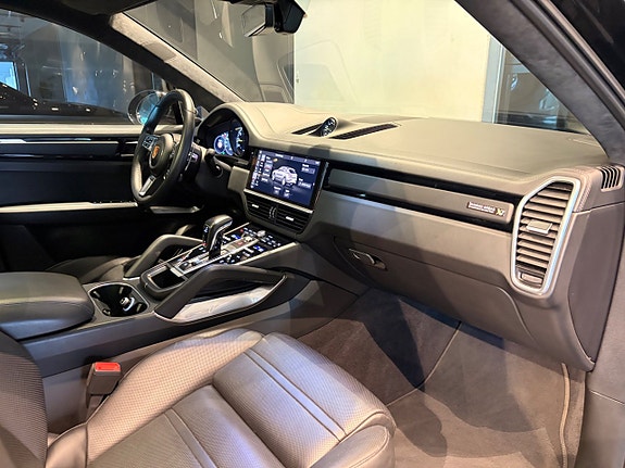 Porsche Cayenne Turbo S 4 of 27