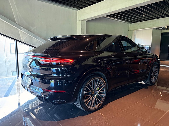 Porsche Cayenne Turbo S 9 of 21