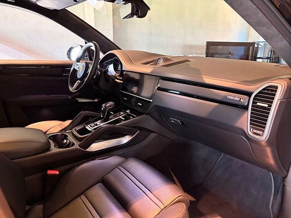 Porsche Cayenne Turbo S 4 of 5