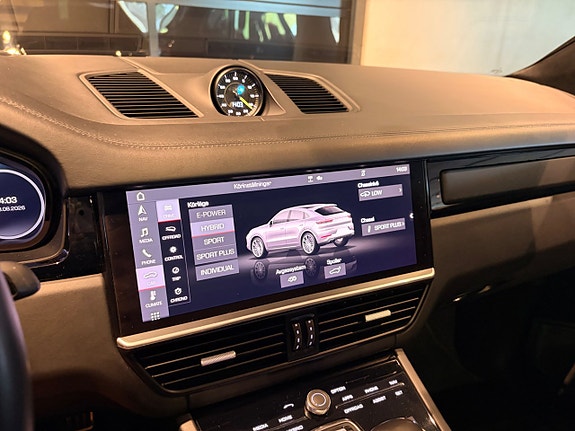 Porsche Cayenne Turbo S 26 of 27