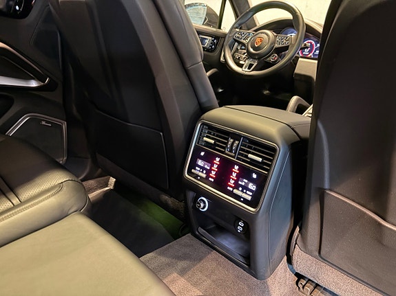 Porsche Cayenne Turbo S 16 of 27