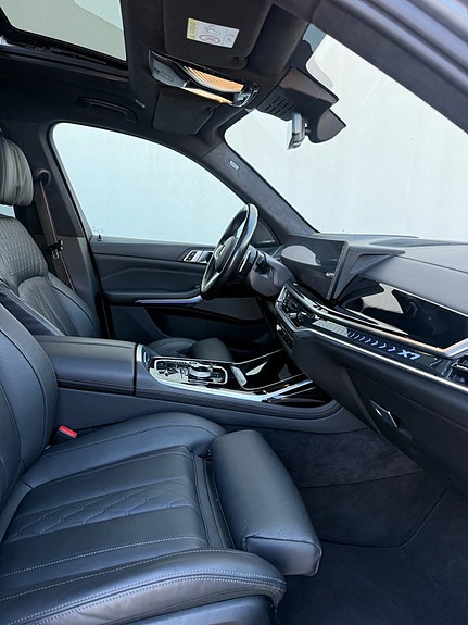 BMW X7 3 of 5