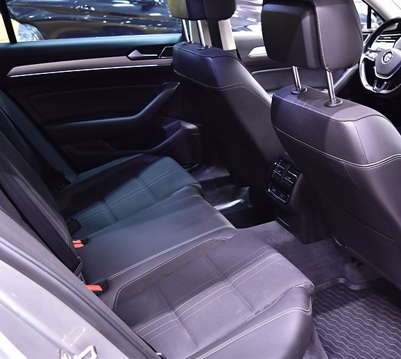 Volkswagen Passat Alltrack 14 of 17