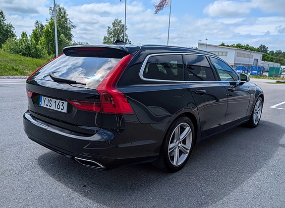 Volvo V90 2 of 5