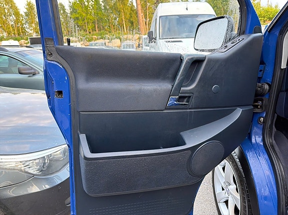 Volkswagen Caravelle 18 of 25