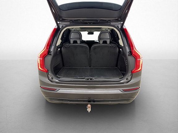 Volvo XC90 10 of 30