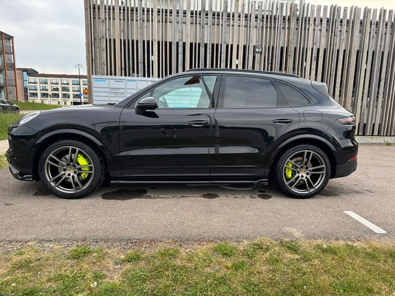 Porsche Cayenne 4 of 5