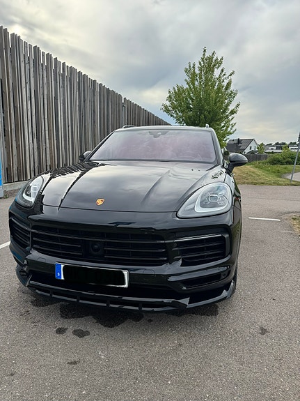Porsche Cayenne 2 of 5