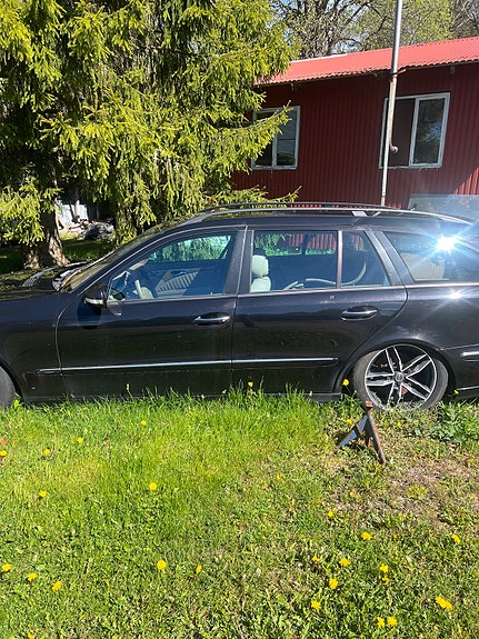 Mercedes-Benz E320 4 of 5