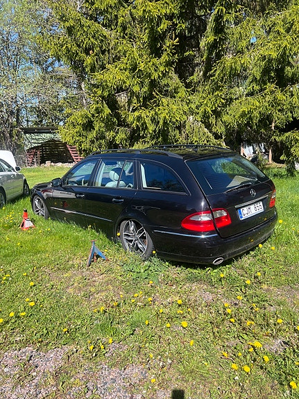 Mercedes-Benz E320 3 of 5