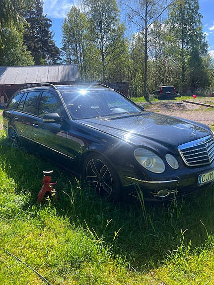 Mercedes-Benz E320 5 of 5