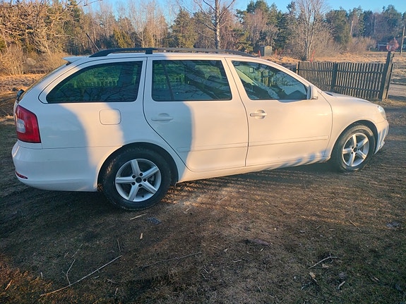 Skoda Octavia 2 of 4