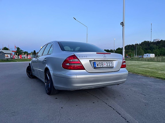 Mercedes-Benz E240 8 of 13