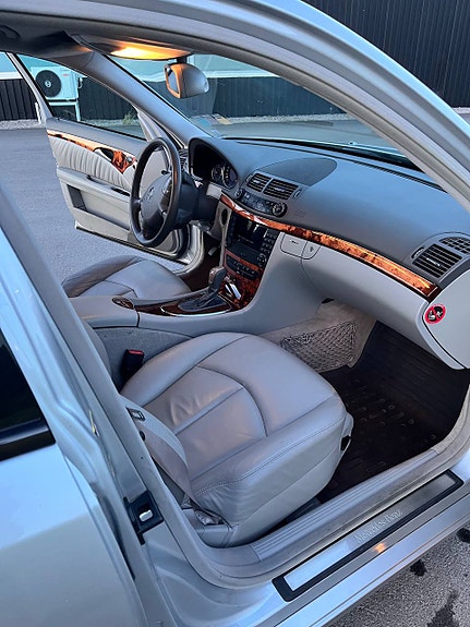 Mercedes-Benz E240 7 of 13