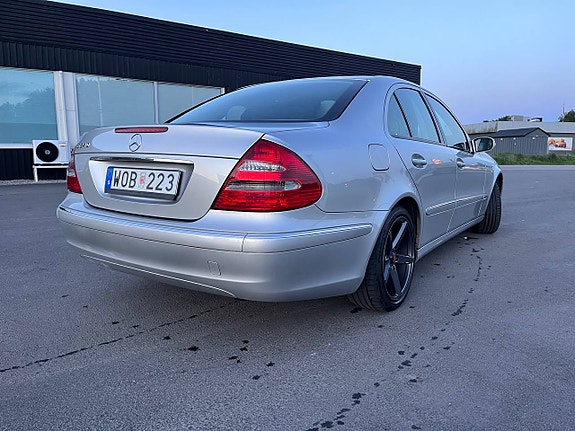 Mercedes-Benz E240 4 of 5