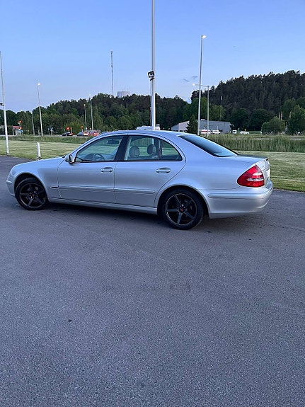 Mercedes-Benz E240 6 of 13