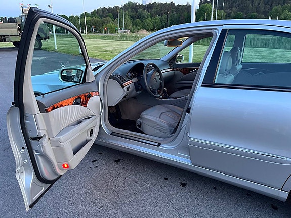 Mercedes-Benz E240 11 of 13