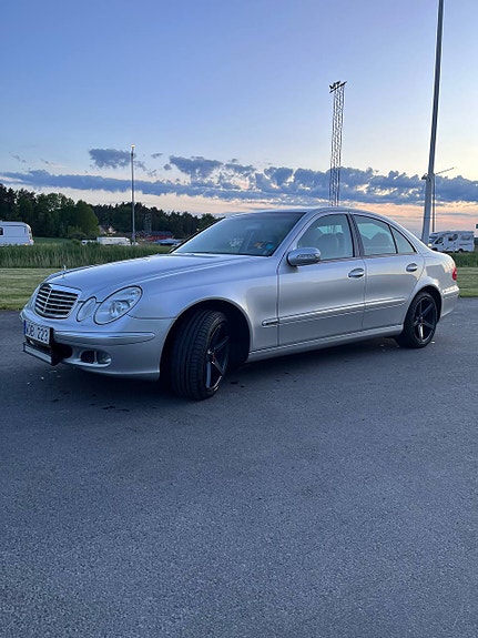 Mercedes-Benz E240 3 of 5