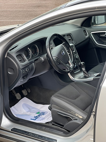 Volvo V60 4 of 5