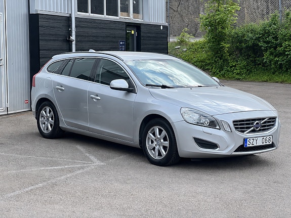 Volvo V60 2 of 5
