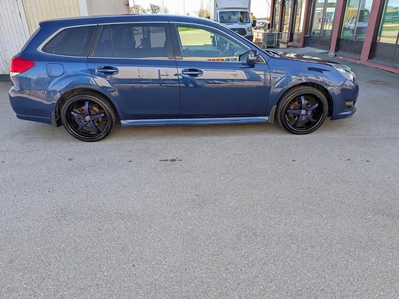 Subaru Legacy 2 of 5