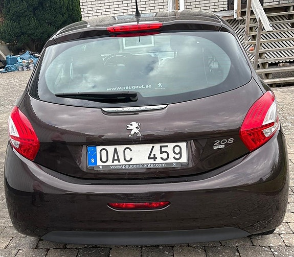 Peugeot 208 2 of 5
