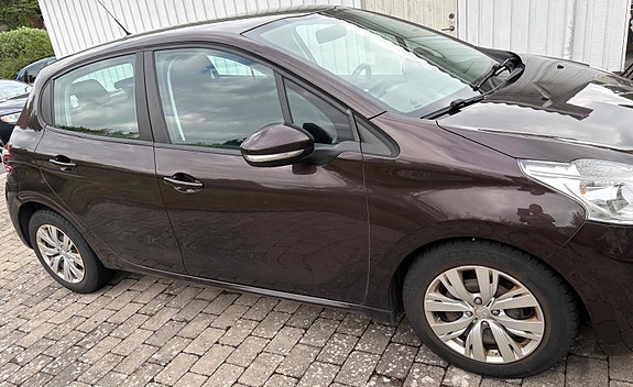 Peugeot 208 3 of 5