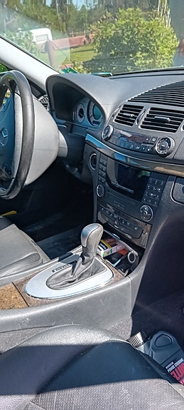 Mercedes-Benz E240 4 of 5