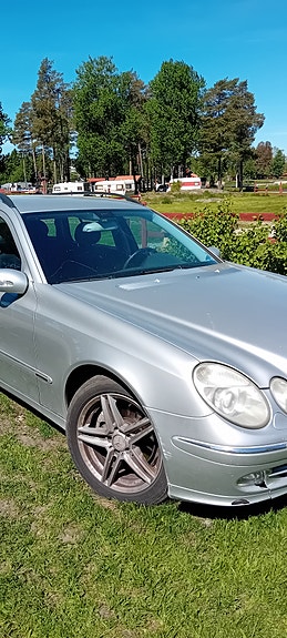 Mercedes-Benz E240 3 of 5