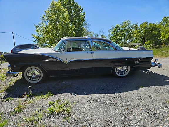 Ford Crown Victoria 2 of 5