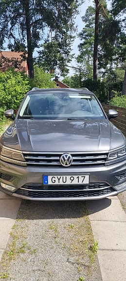 Volkswagen Tiguan 2 of 3