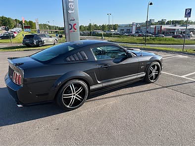 Ford Mustang 2 of 5