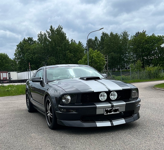 Ford Mustang 3 of 5