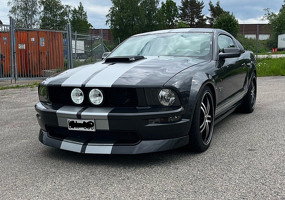 Ford Mustang 4 of 5