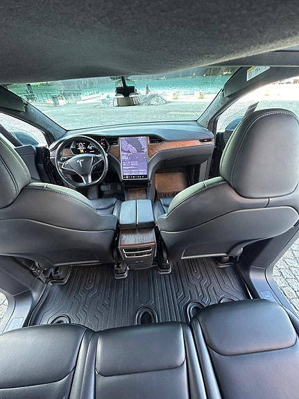 Tesla Model X 4 of 5