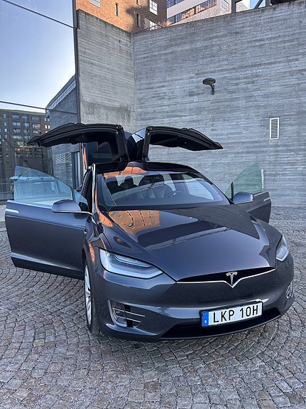 Tesla Model X 3 of 5