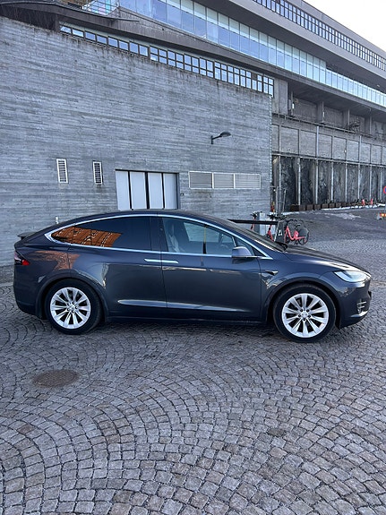 Tesla Model X 2 of 5