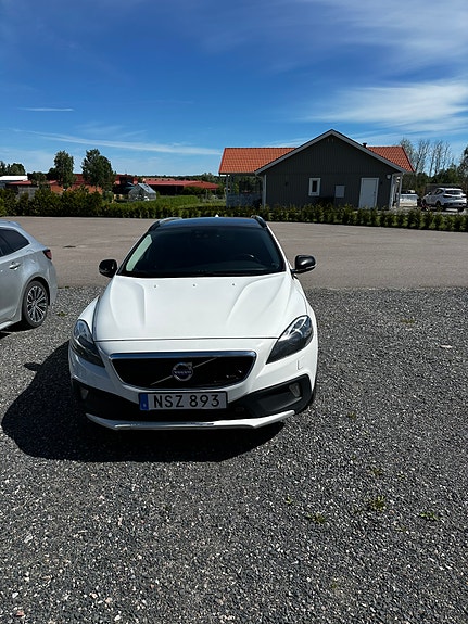 Volvo V40 Cross Country 2 of 5