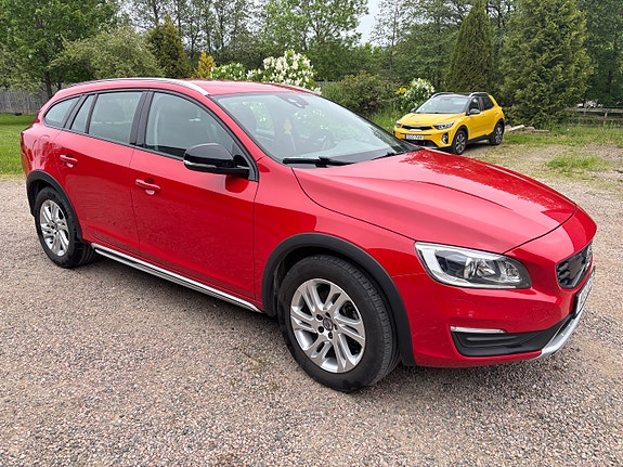 Volvo V60 Cross Country 2 of 5