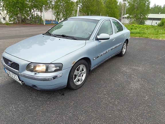 Volvo S60 2 of 5