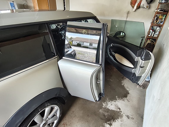 MINI Cooper 4 of 5