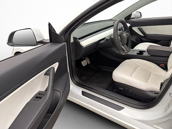 Tesla Model 3 9 of 30
