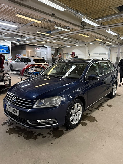 Volkswagen Passat 2 of 5